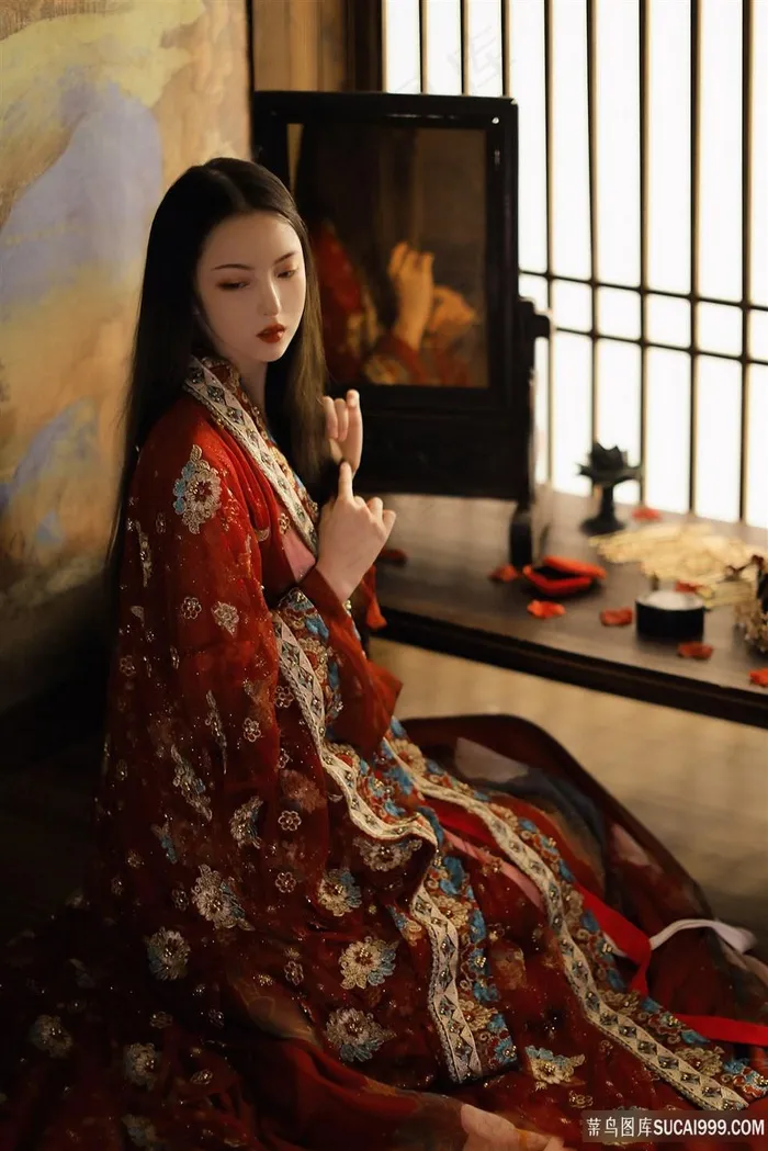 正在梳妆的古装清纯美女摄影图片