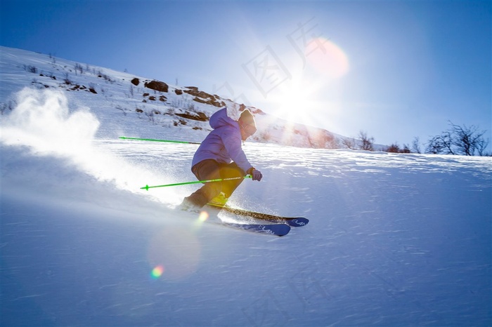 冬日雪山滑雪图片