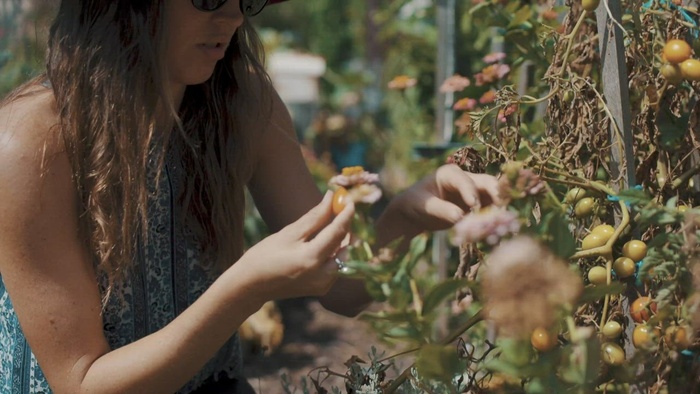 吃樱桃番茄的女人