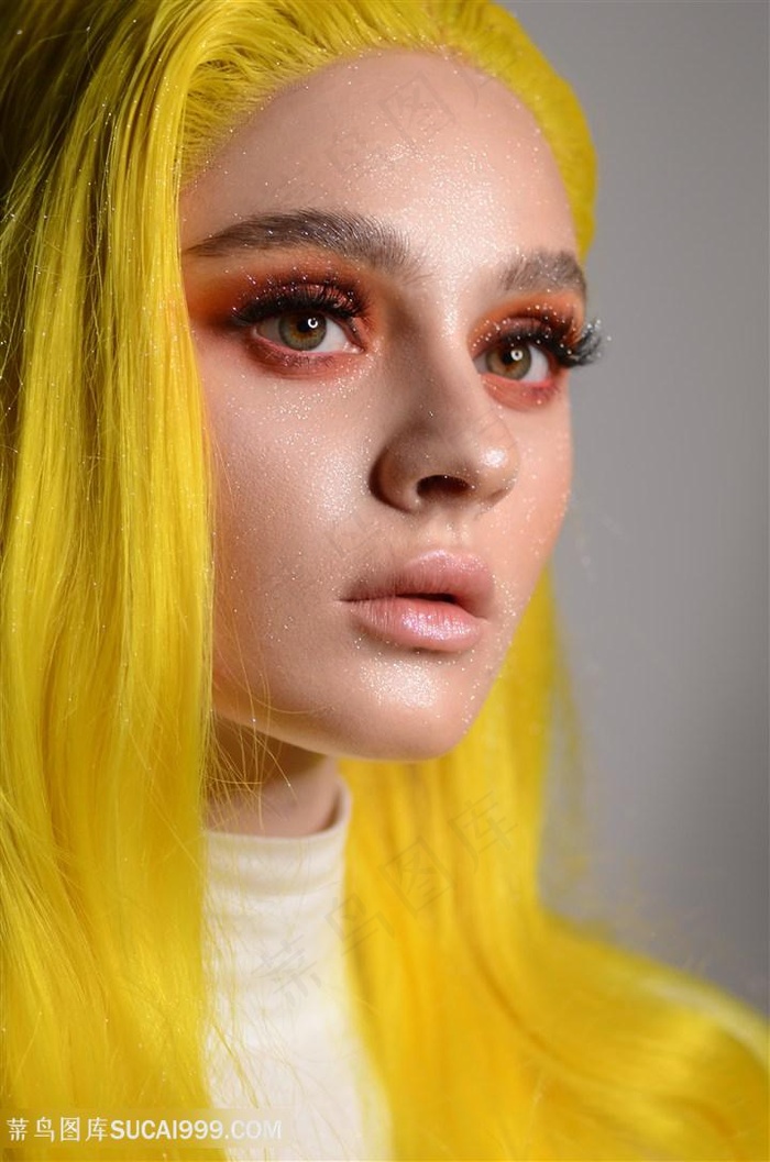 金发妆容美女图片