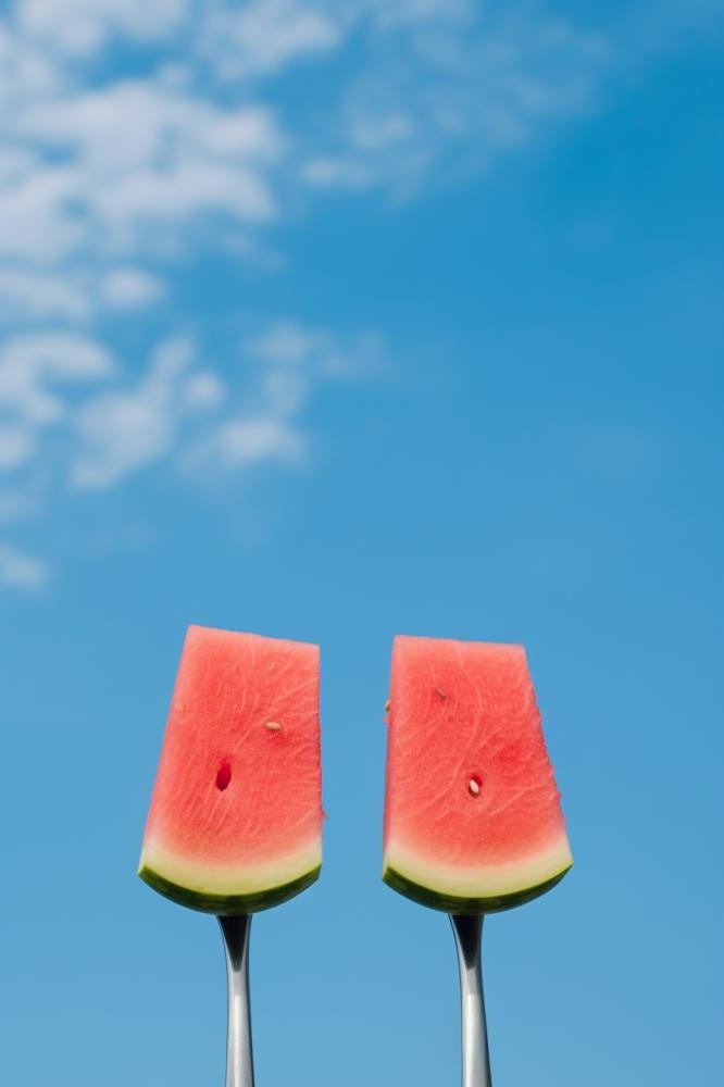 叉子西瓜美食清爽天空蓝色背景