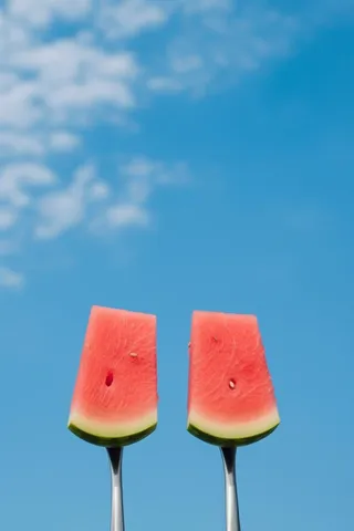 叉子西瓜美食清爽天空蓝色背景