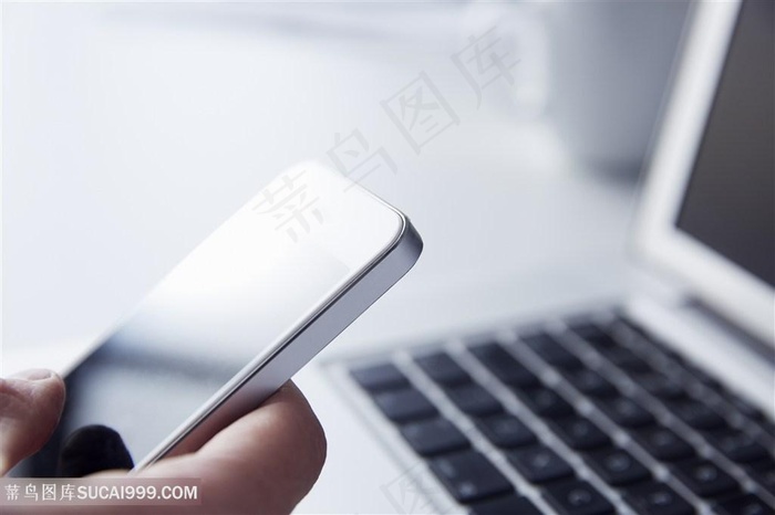 使用电脑办公的商务人士