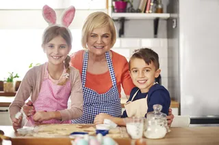 家庭烘焙在厨房内部的肖像