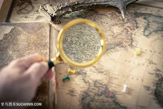 用放大镜看纸质地图图片