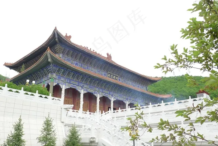 天空下的庙宇与护栏