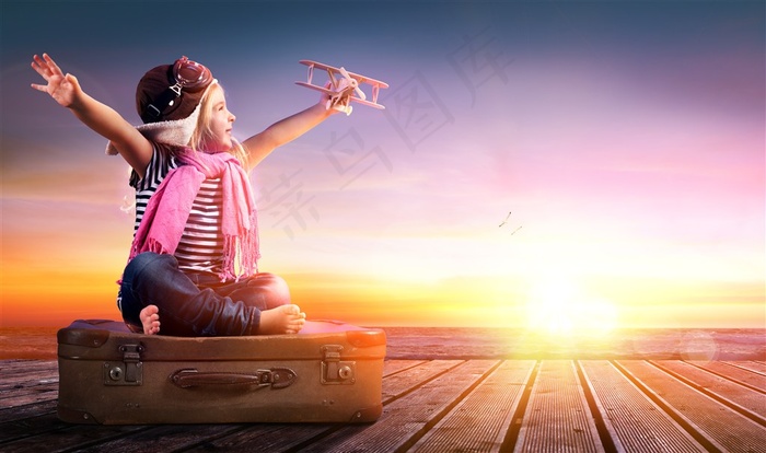 坐行李箱上的女孩