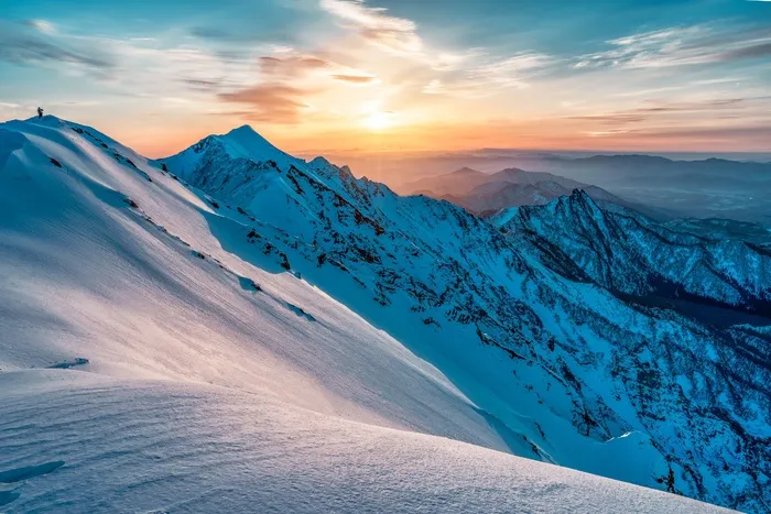 冬天雪山日出