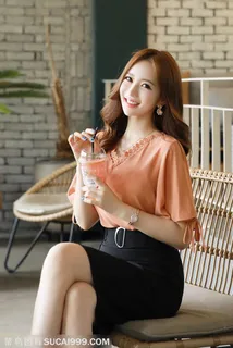 坐在椅子上的韩国气质美女李妍静高清图片 坐在椅子上的韩国气质美女李妍静高清图片