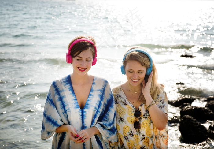 闺蜜海边写真图片