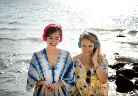 闺蜜海边写真图片