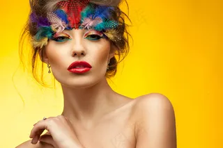 性感裸肩彩妆美女图片