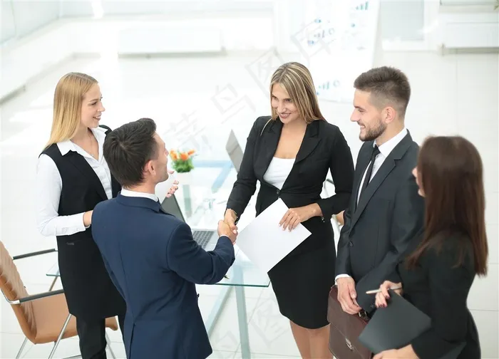 正在办公室里握手的商务人士