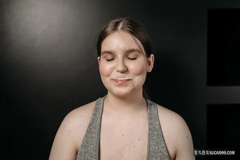 一脸满足喝牛奶后的女性表情图片 一脸满足喝牛奶后的女性表情图片