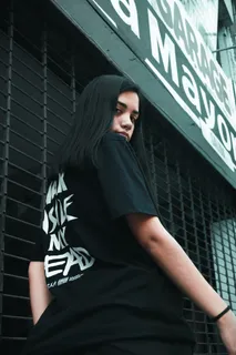 黑色T恤美女图片 黑色T恤美女图片