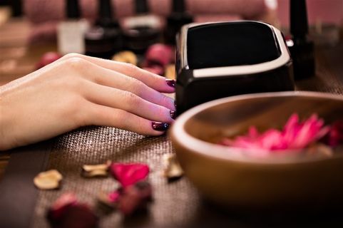 做完美甲的手部特写高清摄影