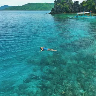 在海上游泳的女人