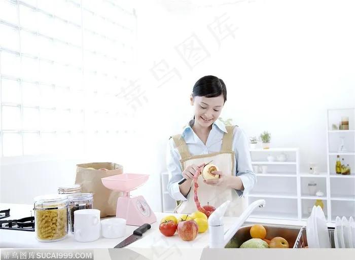 美食制作-削苹果的美女