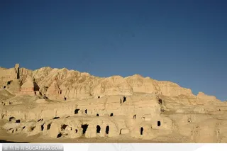 西藏人文风情-蓝天下的土丘