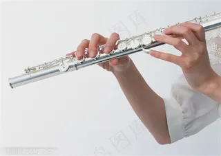 乐器-手握住笛子特写