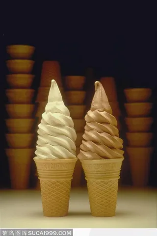 圆筒奶油冰激凌和圆筒巧克力冰激凌