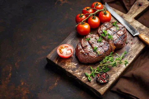 西餐美食牛肉羊肉烤肉扒类番茄食品摄影图