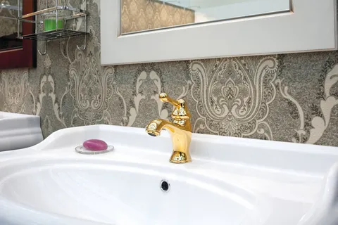 花纹背景金色水龙头洗漱台