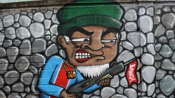 手扛大枪身穿蓝衣佩戴金项链的男子涂鸦