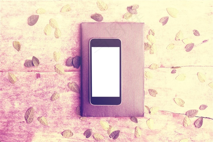 手机落叶和本子