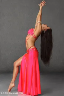 红色性感舞服印度美女图片