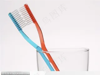 插在杯里的两只亲密牙刷