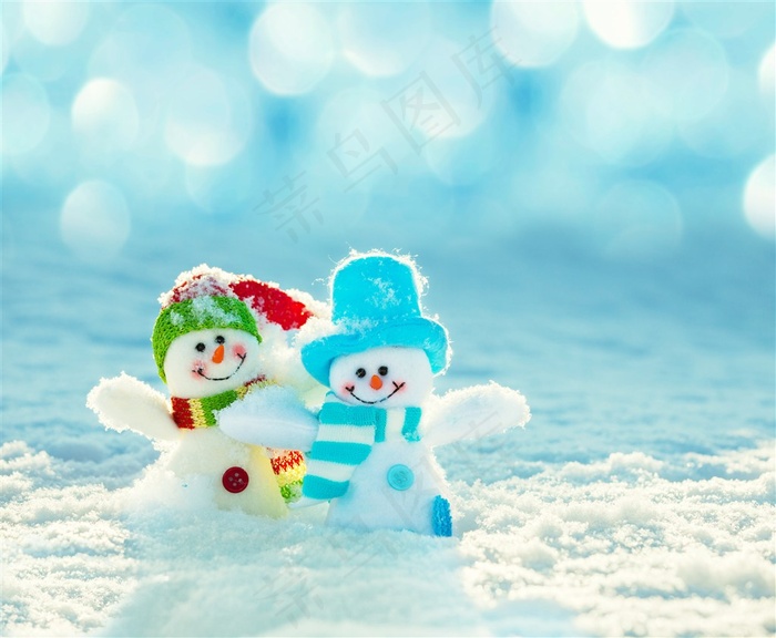 雪地上的两个小雪人高清图片