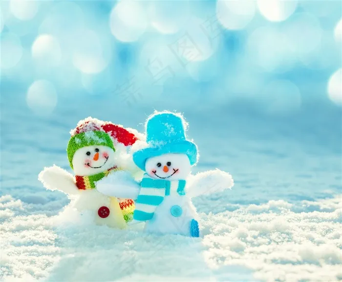 雪地上的两个小雪人高清图片