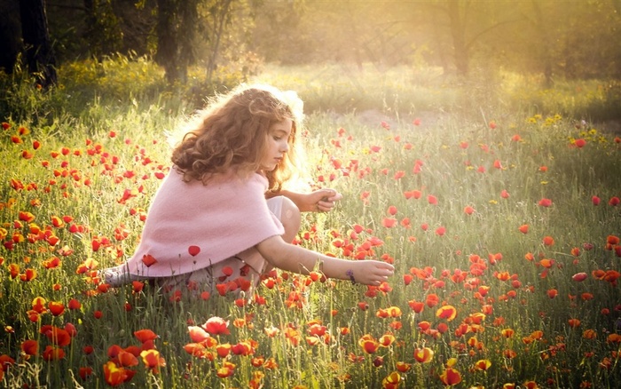 采花的小美女图片