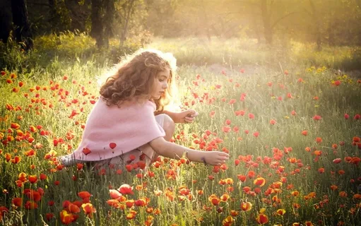 采花的小美女图片