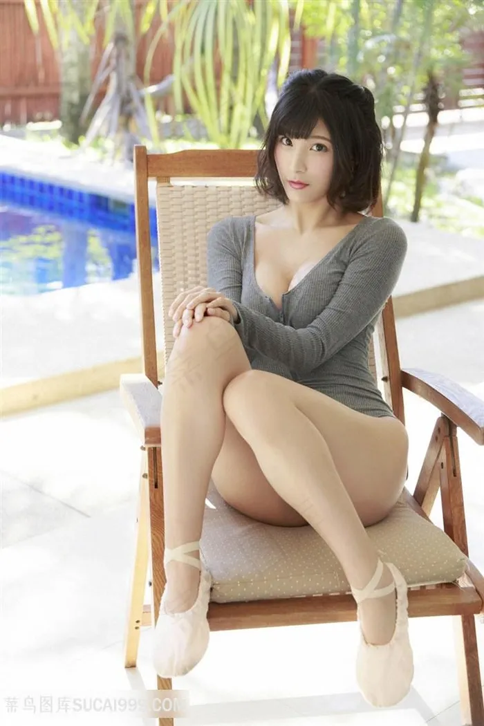 *日韩美女紧身衣性感写真图片高清