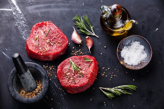 盐调料跟两块生牛肉