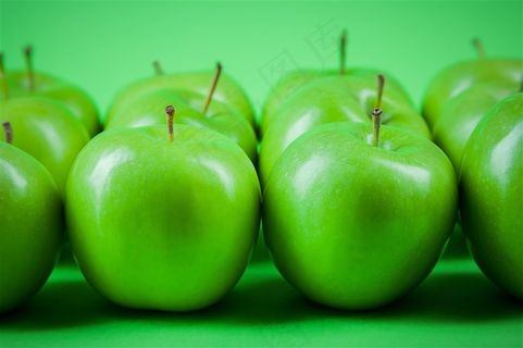 摆放整齐的青苹果高清图片