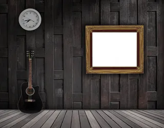 吉他挂钟与金色相框图片