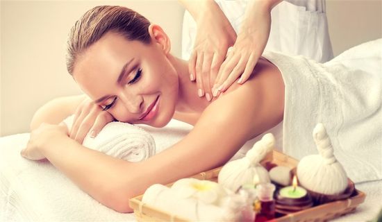 美容院按摩的女人