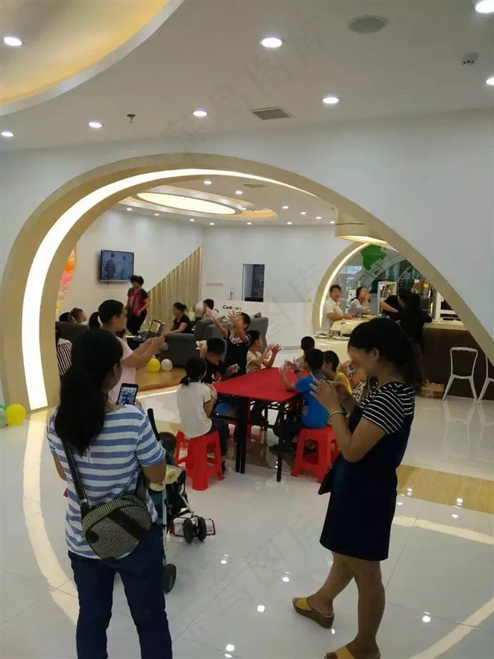 康宝的烘焙活动引来大量人流围观