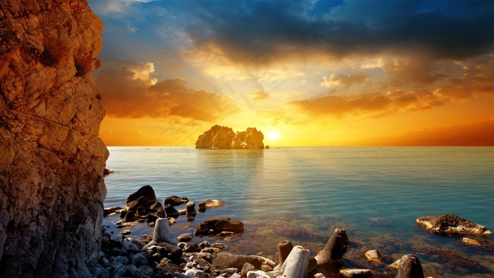 清晨太阳照射在清澈的海面上风景图片