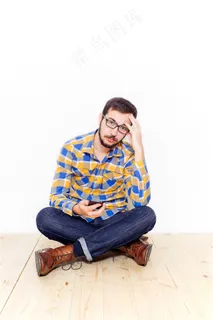 拿着手机的国外男人