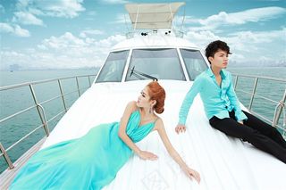 浪漫情侣游艇外拍写真图片