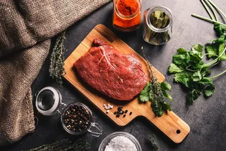 一块生牛排图片