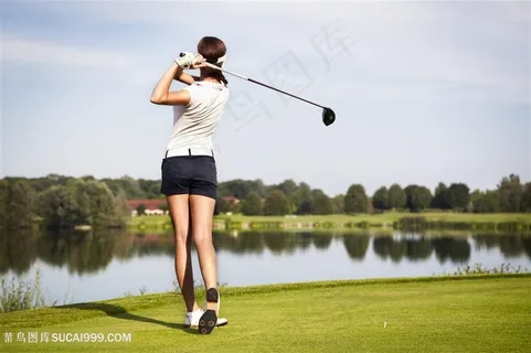 美女打高尔夫球高清图片
