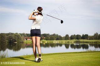 美女打高尔夫球高清图片