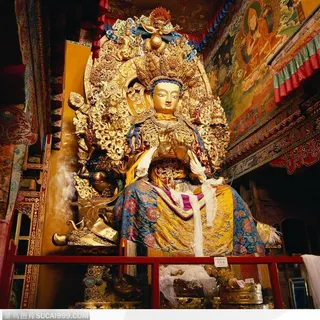 传统佛像-雕刻精美的镀金佛像