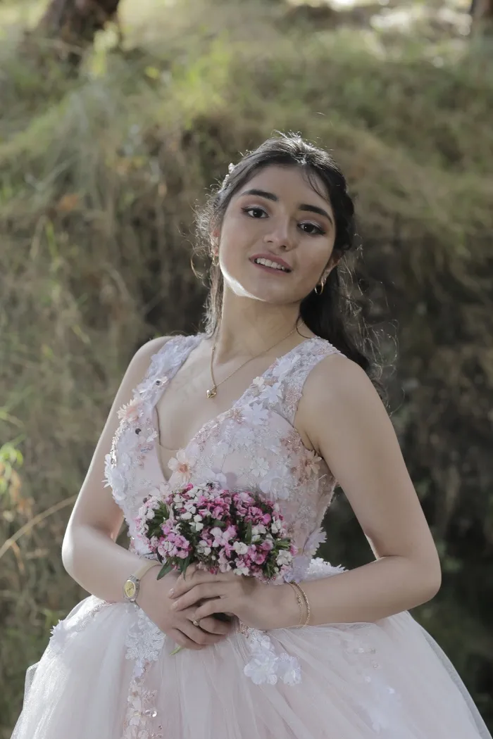 白色深V婚纱美女图片