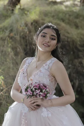 白色深V婚纱美女图片